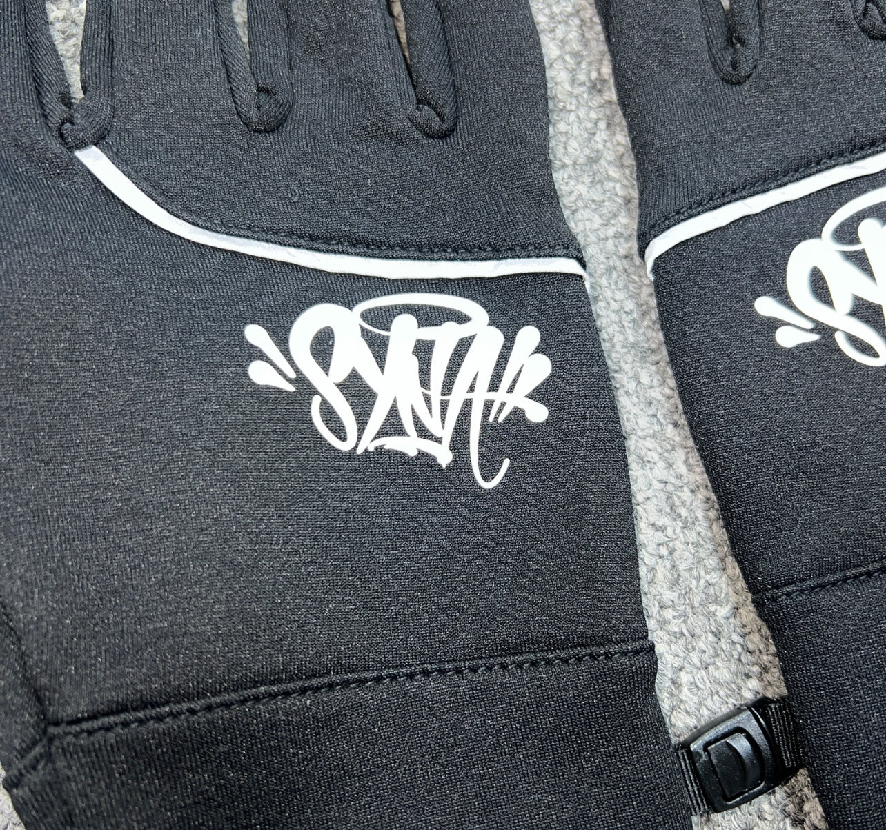 Syna World Gloves
