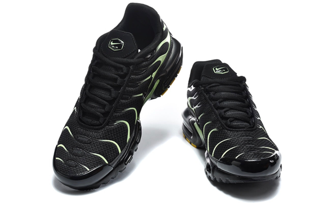 nike air max plus black